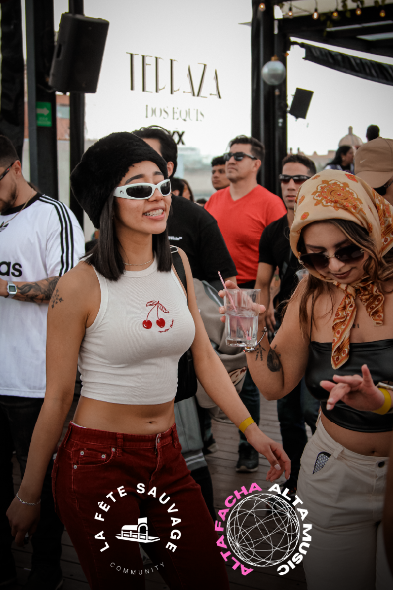 Nomad & local community gathered for an intimate house/tech DJ session with the best views in Mexico City.