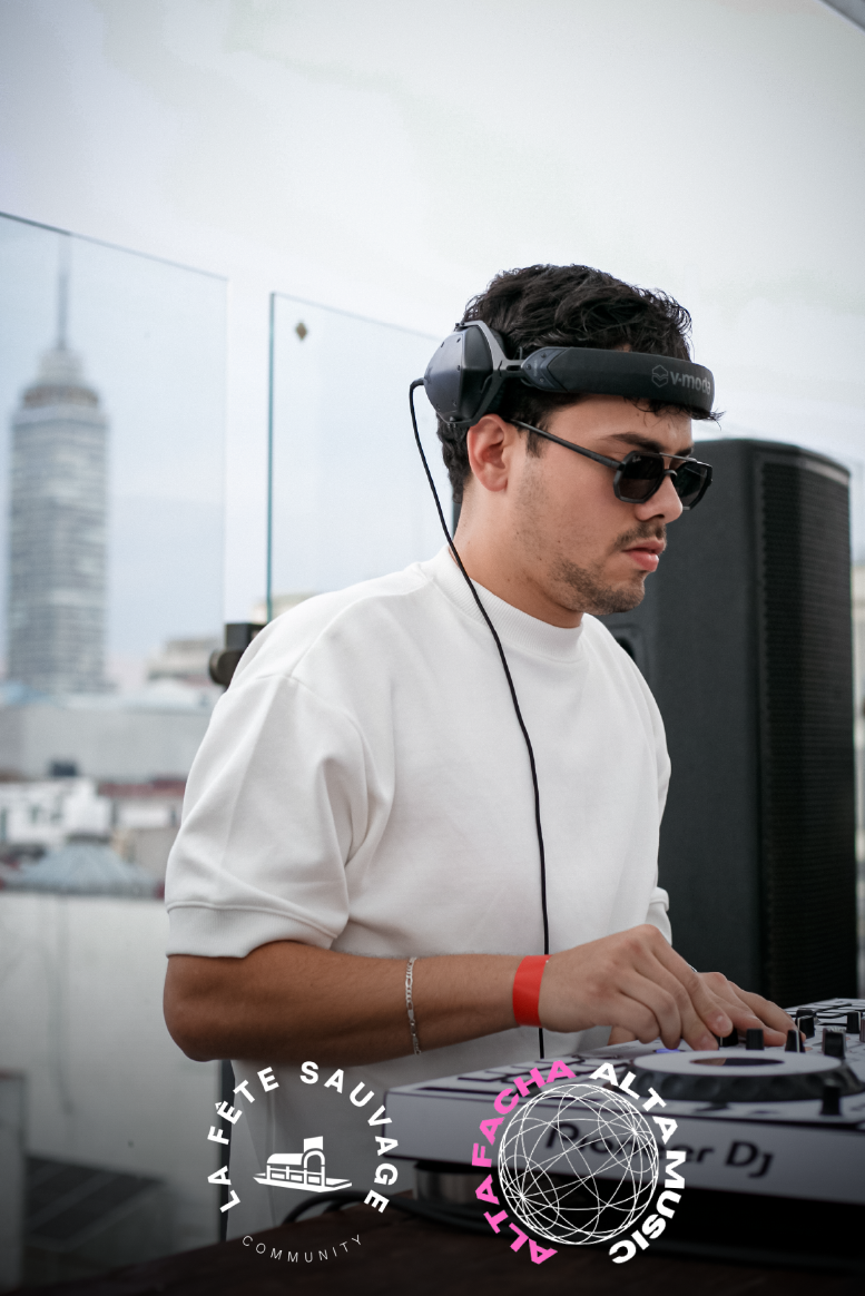 Nomad & local community gathered for an intimate house/tech DJ session with the best views in Mexico City.