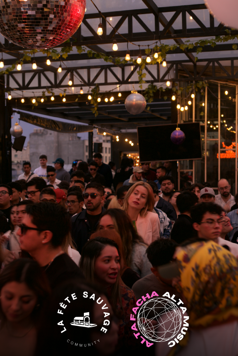 Nomad & local community gathered for an intimate house/tech DJ session with the best views in Mexico City.