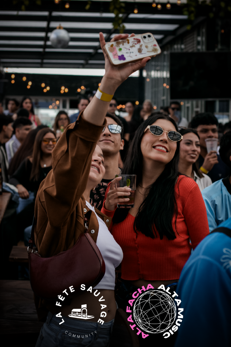 Nomad & local community gathered for an intimate house/tech DJ session with the best views in Mexico City.