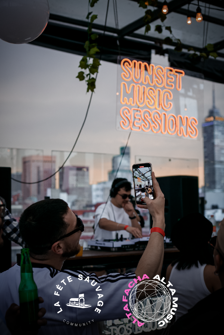 Nomad & local community gathered for an intimate house/tech DJ session with the best views in Mexico City.