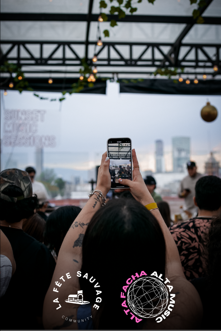 Nomad & local community gathered for an intimate house/tech DJ session with the best views in Mexico City.