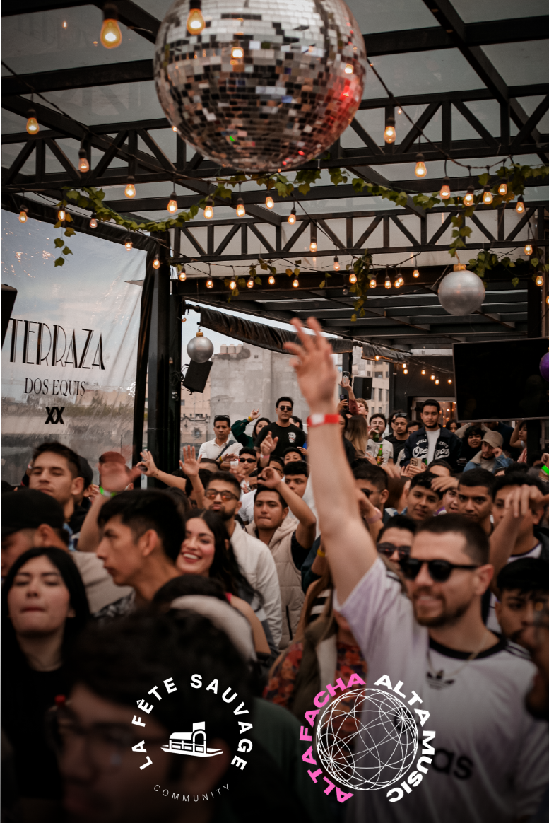 Nomad & local community gathered for an intimate house/tech DJ session with the best views in Mexico City.