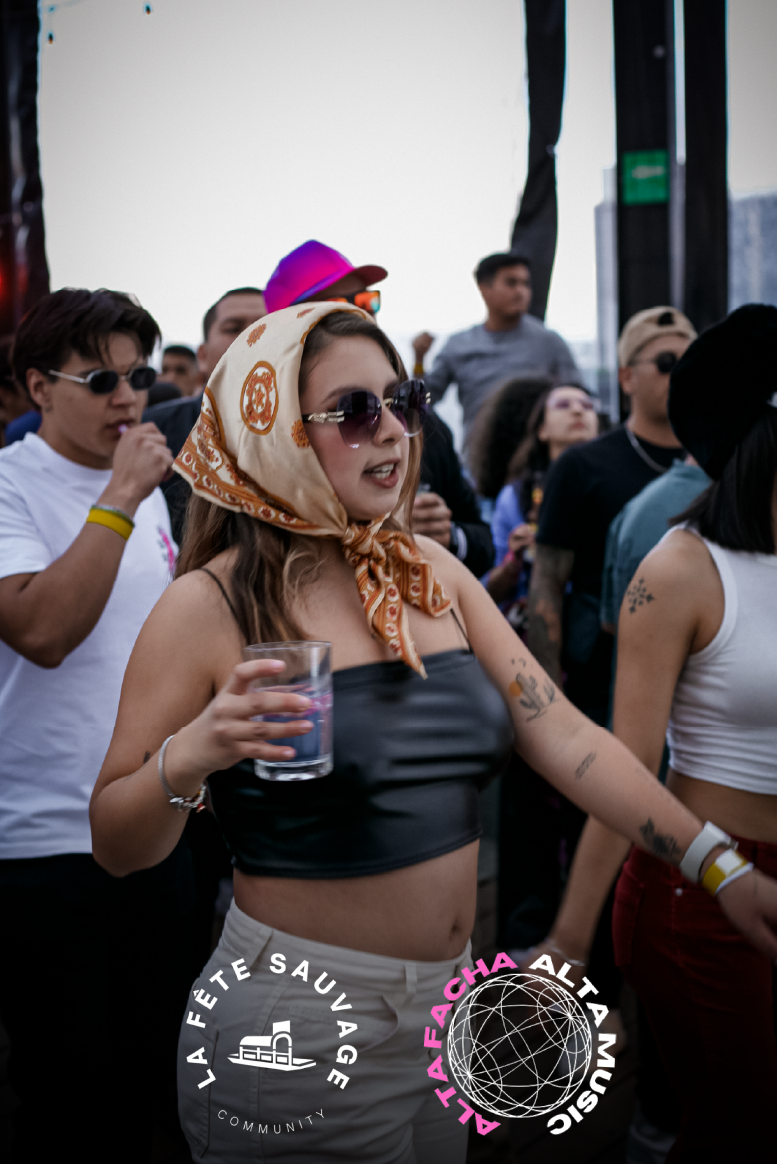 Nomad & local community gathered for an intimate house/tech DJ session with the best views in Mexico City.
