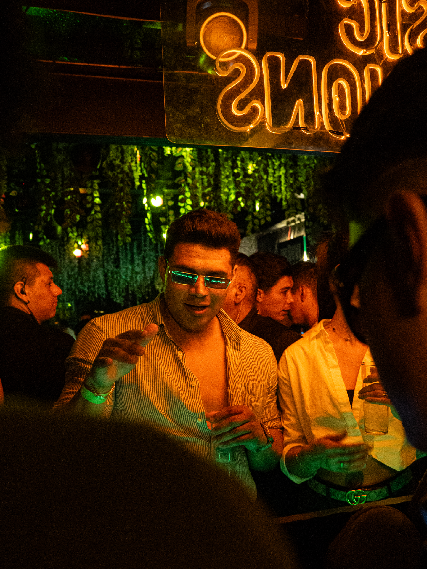 People dancing at Sunset Music Sessions in Zona Esmeralda, Estado de México.