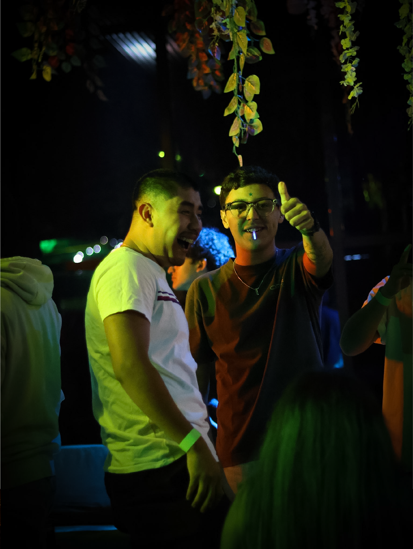People dancing at Sunset Music Sessions in Zona Esmeralda, Estado de México.