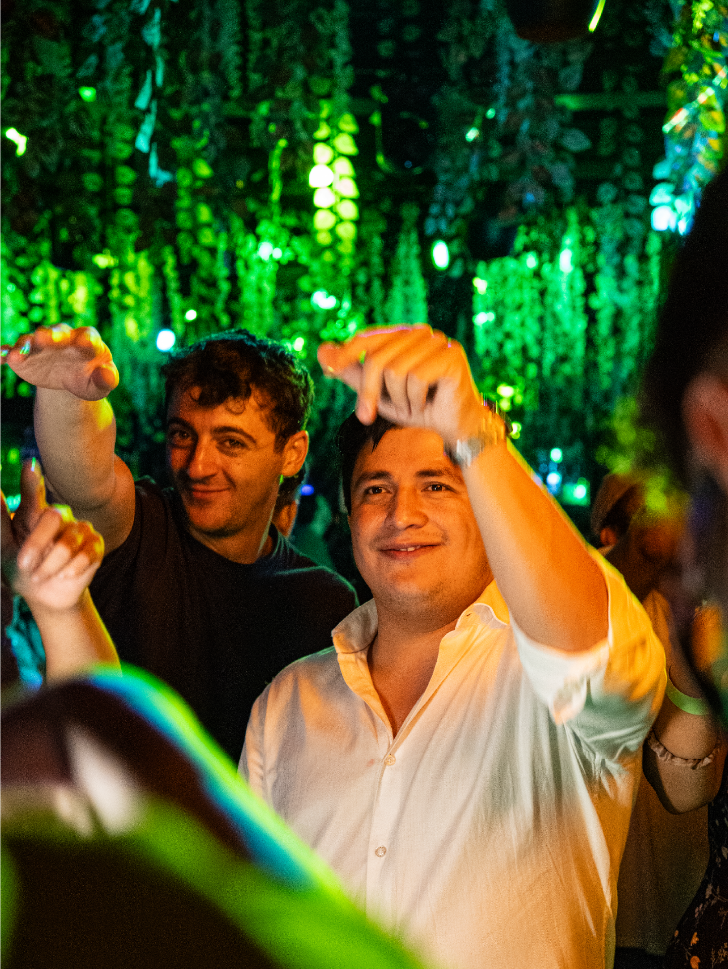 People dancing at Sunset Music Sessions in Zona Esmeralda, Estado de México.