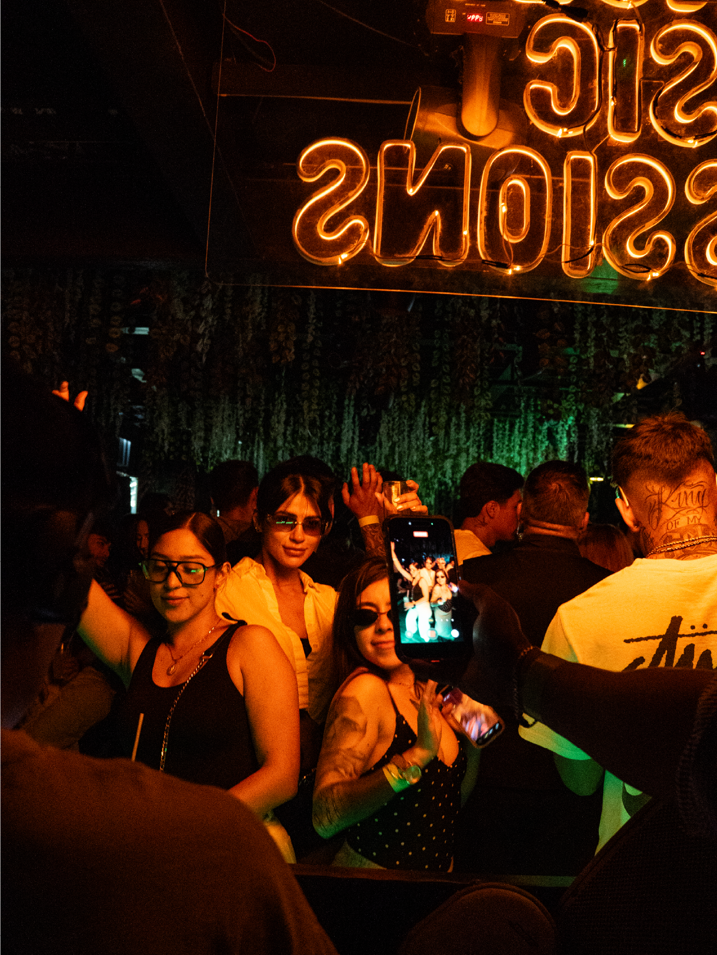 People dancing at Sunset Music Sessions in Zona Esmeralda, Estado de México.